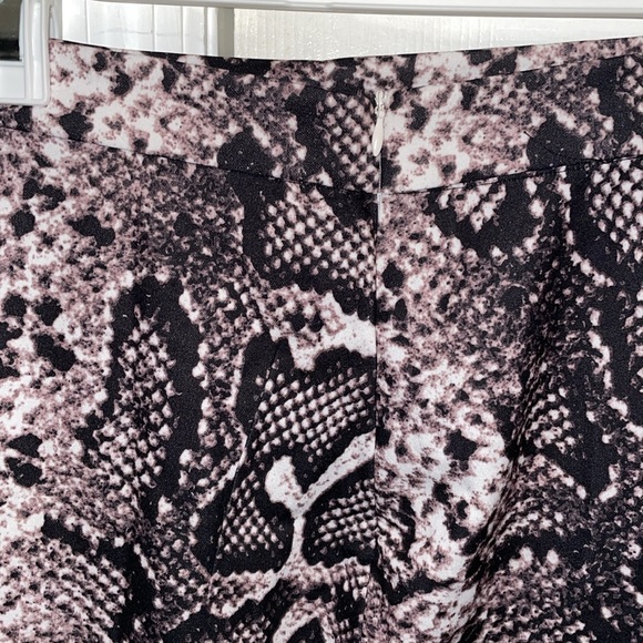 snakeskin mini skirt with slit - Picture 2 of 3